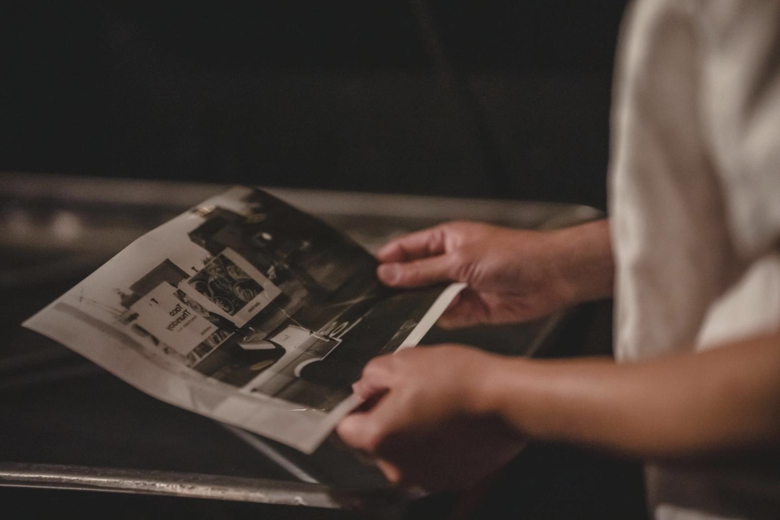 Groupe de photographes discutant lors d'une session de critique constructive