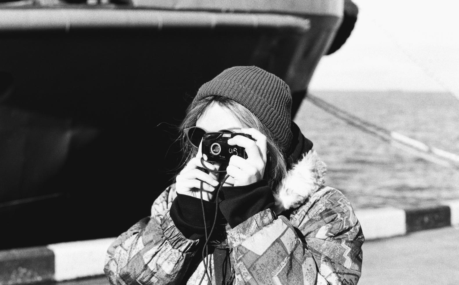 Photographe documentaire capturant des scènes urbaines authentiques